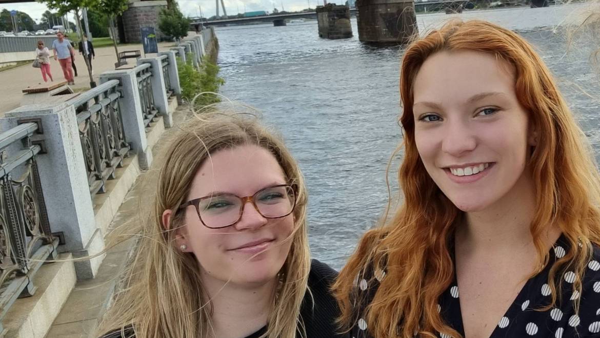 Michelle und Katharina in Lettland