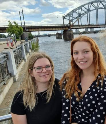 Michelle und Katharina in Lettland